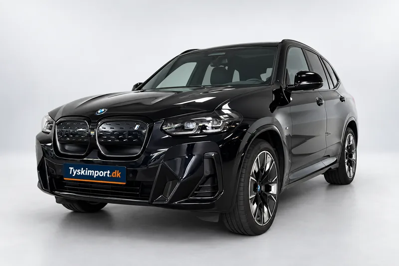 Illustrativ, AI-redigeret sort BMW iX3 set skråt forfra